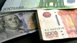 Доллар торгуется без единой динамики к евро и иене перед публикацией статданных из США Доллар торгуется без единой динамики к евро и иене перед публикацией статданных из США