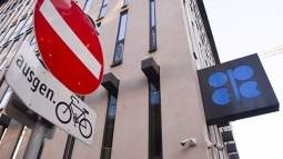 Цены на нефть чуть ускоряют снижение в ожидании заседаний комитетов ОПЕК+ Цены на нефть чуть ускоряют снижение в ожидании заседаний комитетов ОПЕК+