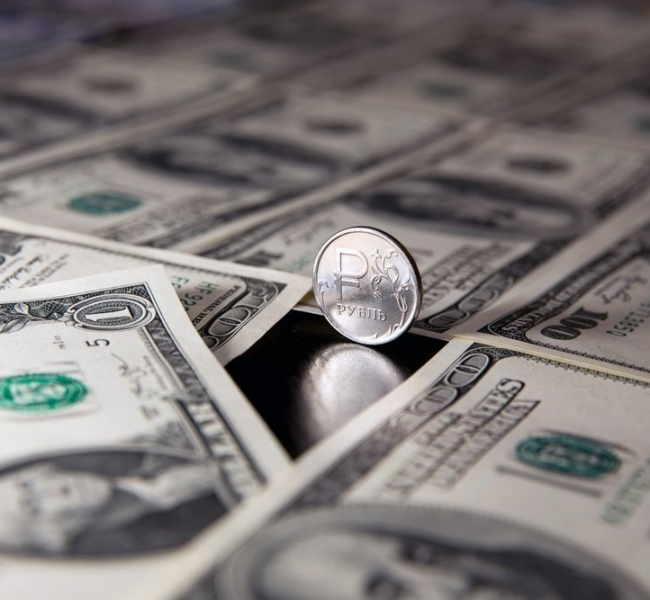 Рубль замер в преддверии выступлений Трампа и Пауэлла Рубль замер в преддверии выступлений Трампа и Пауэлла