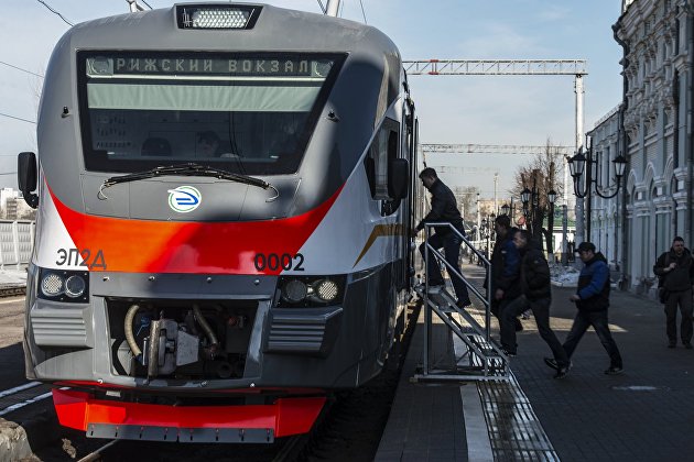 Минтранс хочет удалять пассажиров из электричек за зловоние, громкую музыку и пение Минтранс хочет удалять пассажиров из электричек за зловоние, громкую музыку и пение