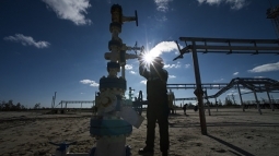  Brent    $1,2, WTI - $1,4