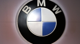 BMW из-за коронавируса закрывает на месяц заводы в Европе и ЮАР BMW из-за коронавируса закрывает на месяц заводы в Европе и ЮАР
