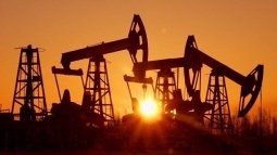 Мировые цены на нефть растеряли весь рост пятницы и снова падают Мировые цены на нефть растеряли весь рост пятницы и снова падают