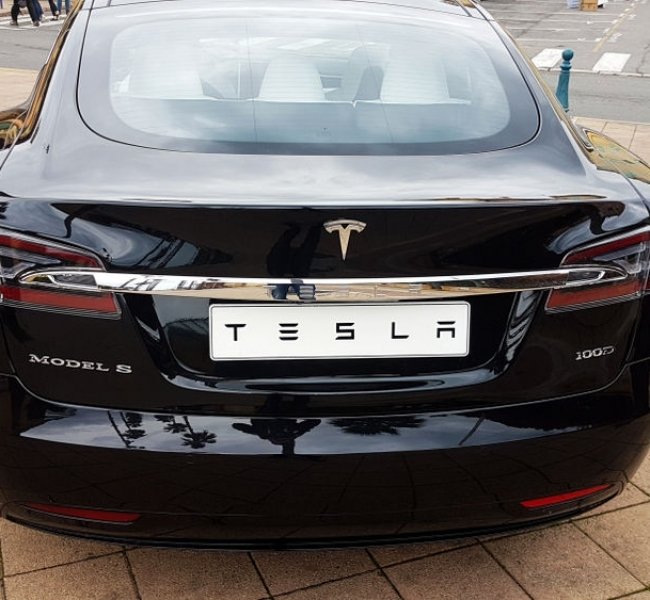 Tesla ������� ������ 100 ���. �����, ���� ������� �����������
