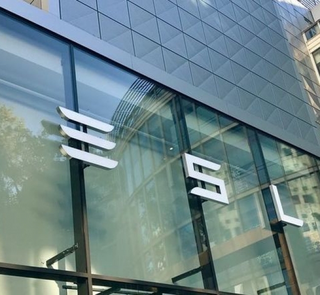 Tesla ��������� ����������� � ������� ��������