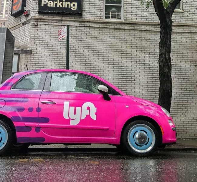 Агрегаторам такси угрожают судами, но акции Uber и Lyft ускоряют рост Агрегаторам такси угрожают судами, но акции Uber и Lyft ускоряют рост