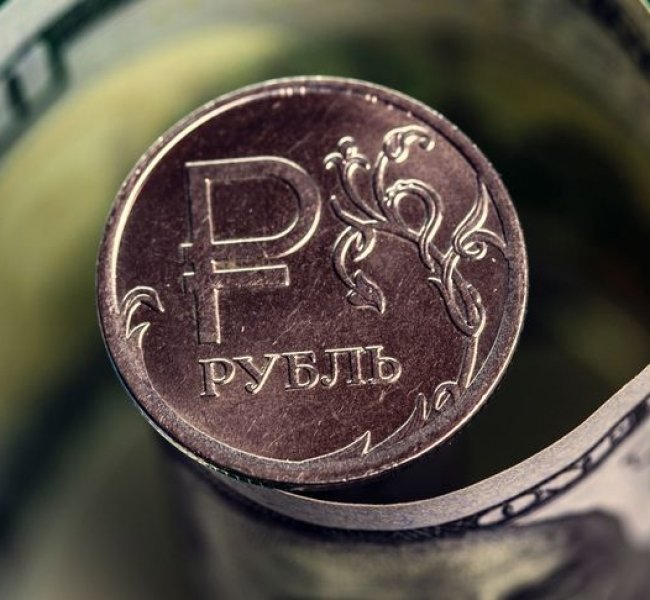 Рубль укрепляется на внешнем и внутреннем позитиве, игнорируя риски длинных выходных Рубль укрепляется на внешнем и внутреннем позитиве, игнорируя риски длинных выходных
