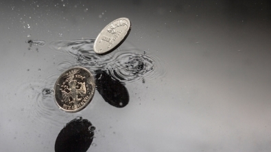 Рубль продолжает падать, доллар пробивает 71 Рубль продолжает падать, доллар пробивает 71