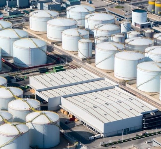 Запасы нефти в США за неделю выросли на 1,2 млн баррелей, добыча резко снизилась Запасы нефти в США за неделю выросли на 1,2 млн баррелей, добыча резко снизилась