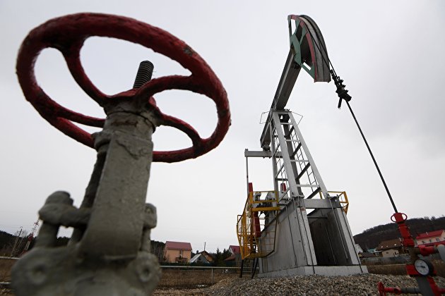 Нефть дешевеет на 1,5% на росте геополитических рисков