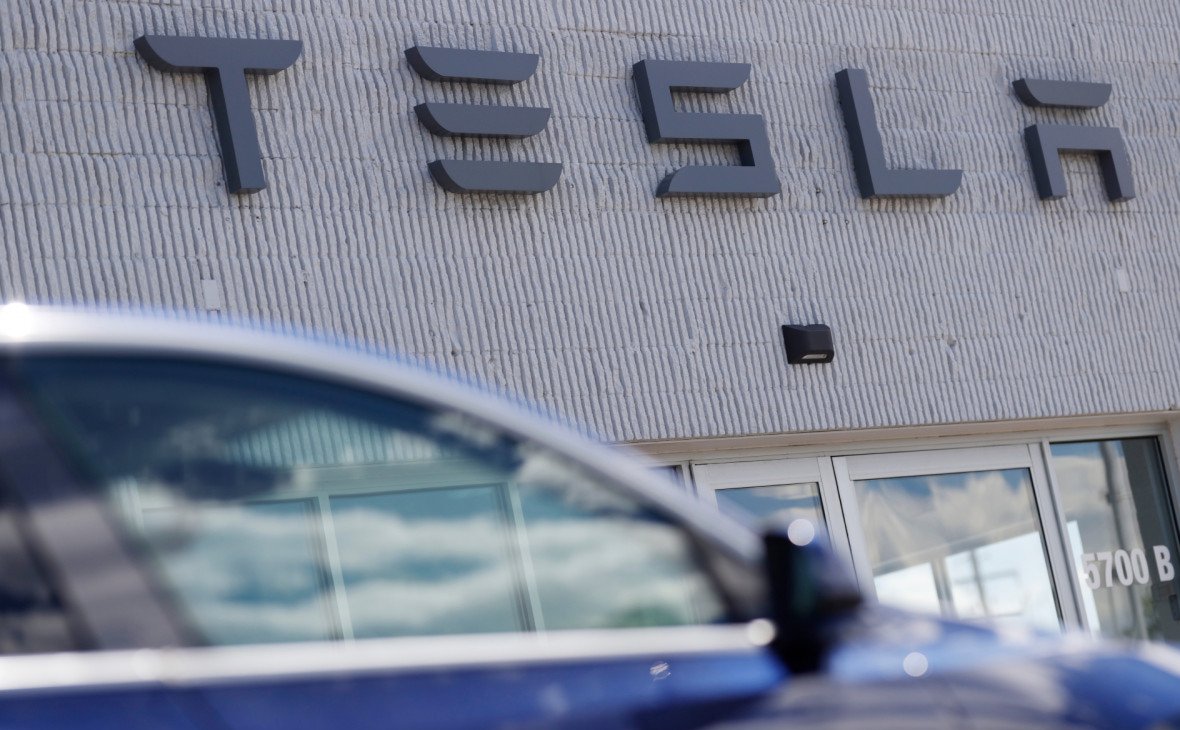 На открытом в карантин заводе Tesla в США выявили сотни случаев COVID-19 На открытом в карантин заводе Tesla в США выявили сотни случаев COVID-19