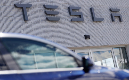 �� �������� � �������� ������ Tesla � ��� ������� ����� ������� COVID-19