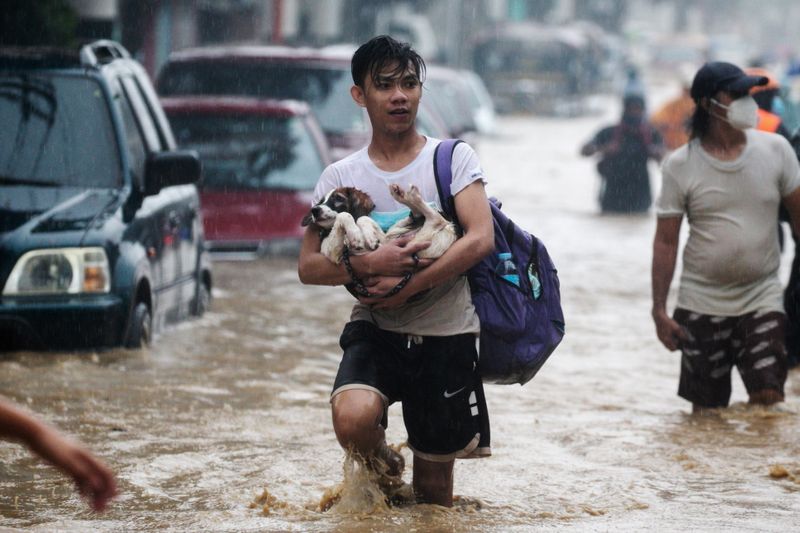 Не менее 119 человек погибли в результате тропического циклона в Индонезии