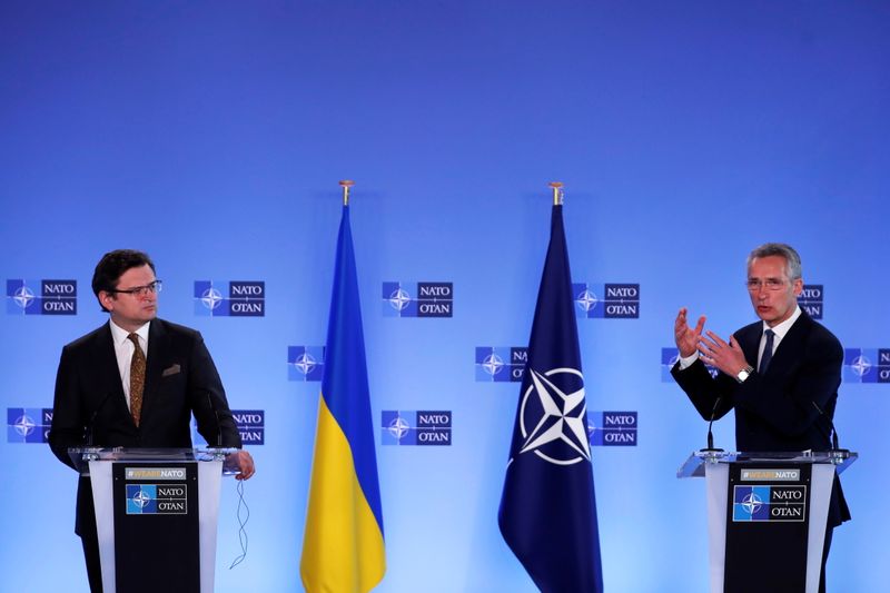 Генсек НАТО: Россия должна прекратить наращивать военную мощь на границах Украины