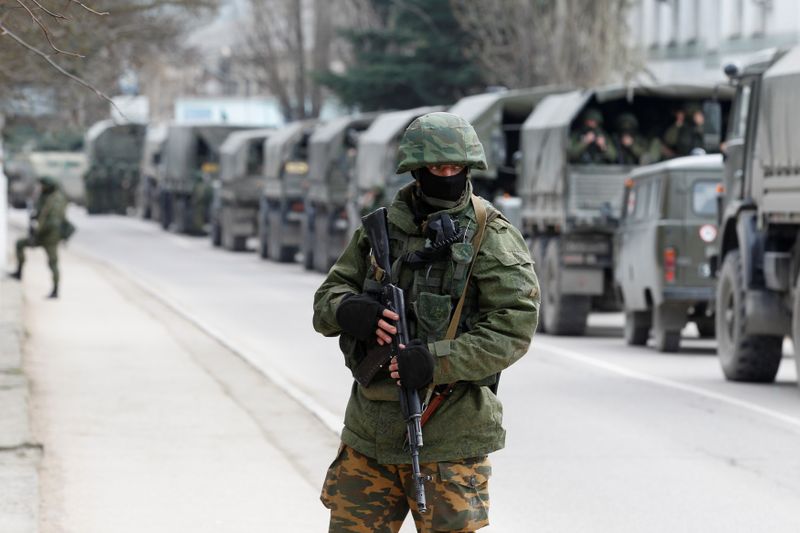 Более 150.000 российских военнослужащих сосредоточены у границ Украины и в Крыму -- Боррель