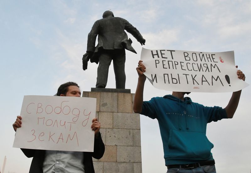 Полиция задержала более 100 человек в России в связи с акциями протеста в поддержку Навального -- ОВД-Инфо Полиция задержала более 100 человек в России в связи с акциями протеста в поддержку Навального -- ОВД-Инфо