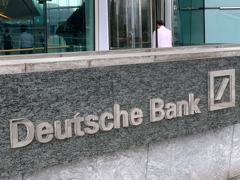 Deutsche получил прибыль в 1 кв за счет укрепления инвестиционного банка