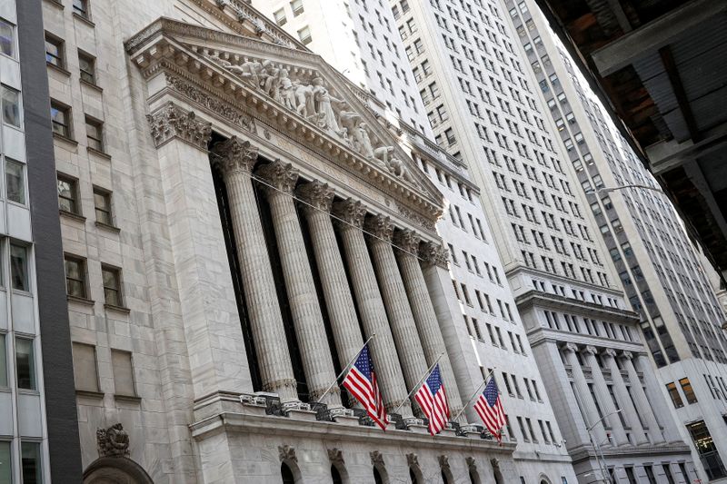 Индексы Dow, S&P 500 растут на фоне оптимизма о восстановлении экономики Индексы Dow, S&P 500 растут на фоне оптимизма о восстановлении экономики