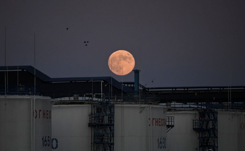 Нефть продолжает снижение на фоне тревог о восстановлении спроса Нефть продолжает снижение на фоне тревог о восстановлении спроса