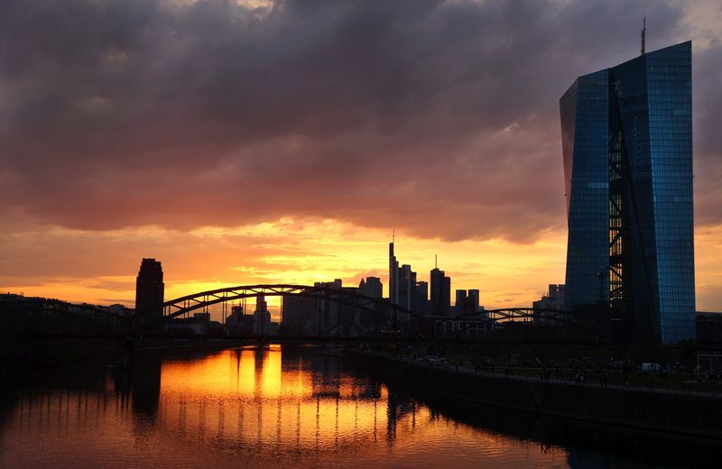 ЕЦБ не изменил политику, намерен и дальше проводить ускоренную скупку бондов