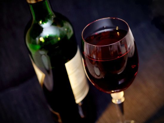 Гастроэнтеролог рассказала, с чем крайне опасно сочетать вино