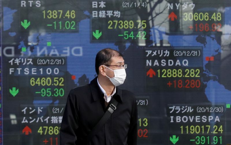 Nikkei закрылся снижением на фоне падения сектора микросхем, Topix вырос