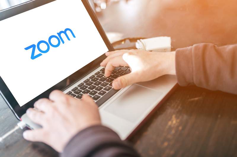 Zoom приобретет стартап, чтобы внедрить синхронный машинный перевод Zoom приобретет стартап, чтобы внедрить синхронный машинный перевод