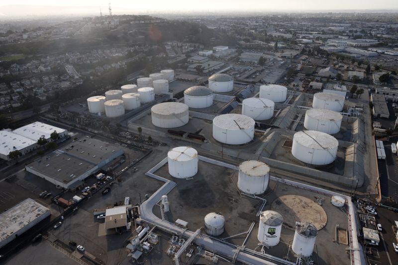 Нефть дешевеет, опасения об экономике перевешивают сокращение предложения Нефть дешевеет, опасения об экономике перевешивают сокращение предложения