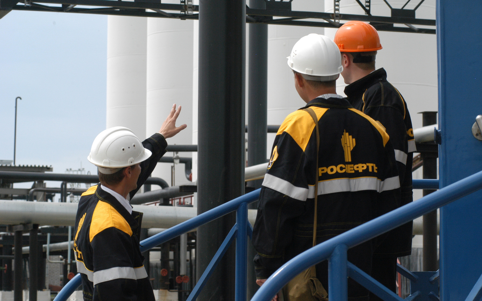 Владельцы заправок в Приморье пожаловались в ФАС на завод «Роснефти» Владельцы заправок в Приморье пожаловались в ФАС на завод «Роснефти»