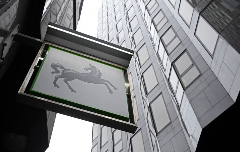 Lloyds возобновил дивиденды после возврата к прибыли Lloyds возобновил дивиденды после возврата к прибыли