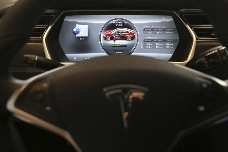 У Tesla новое ПО: теперь и на русском У Tesla новое ПО: теперь и на русском