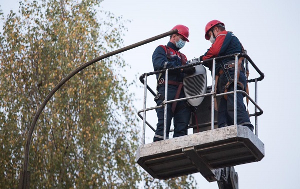 Филиалы «Россети Урал» реализуют проекты по наружному освещению и обеспечению сотовой связи