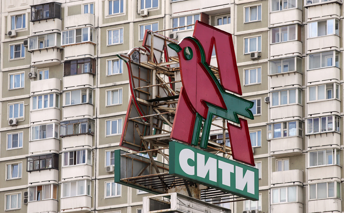 «Ашан» за год сократил на треть число супермаркетов в России