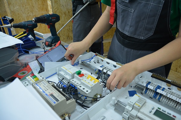 В Тюменском колледже открылась новая электромонтажная мастерская