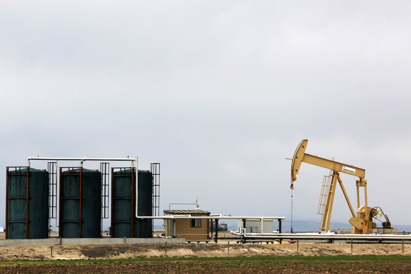 Нефть торгуется разнонаправленно, опасения из-за замедления спроса влияют на настроения рынка Нефть торгуется разнонаправленно, опасения из-за замедления спроса влияют на настроения рынка