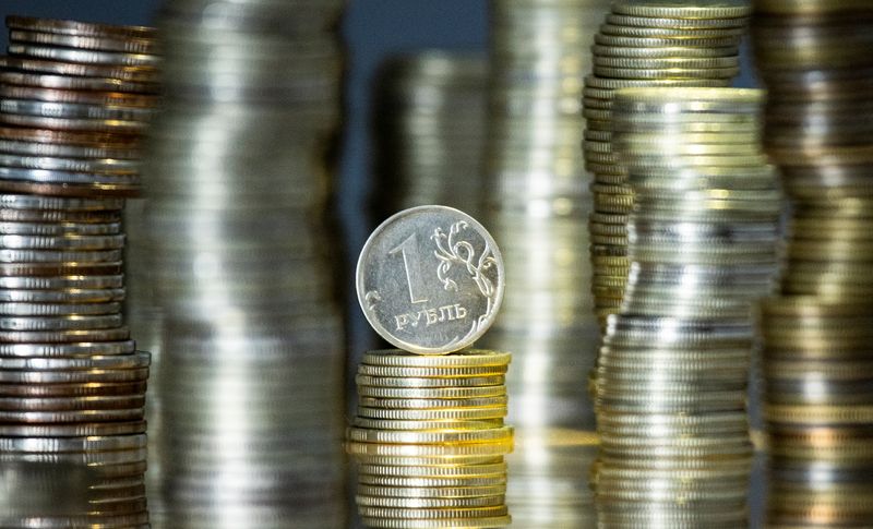 Рубль продолжает нисходящую коррекцию после шестидневного роста Рубль продолжает нисходящую коррекцию после шестидневного роста