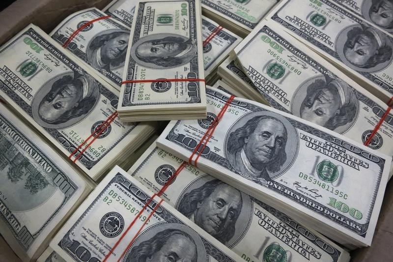 Доллар подрос из-за усиления неприятия риска