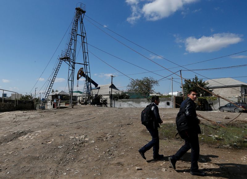 Минфин Азербайджана увеличил цену нефти в проекте бюджета на 22г до $45/барр Минфин Азербайджана увеличил цену нефти в проекте бюджета на 22г до $45/барр