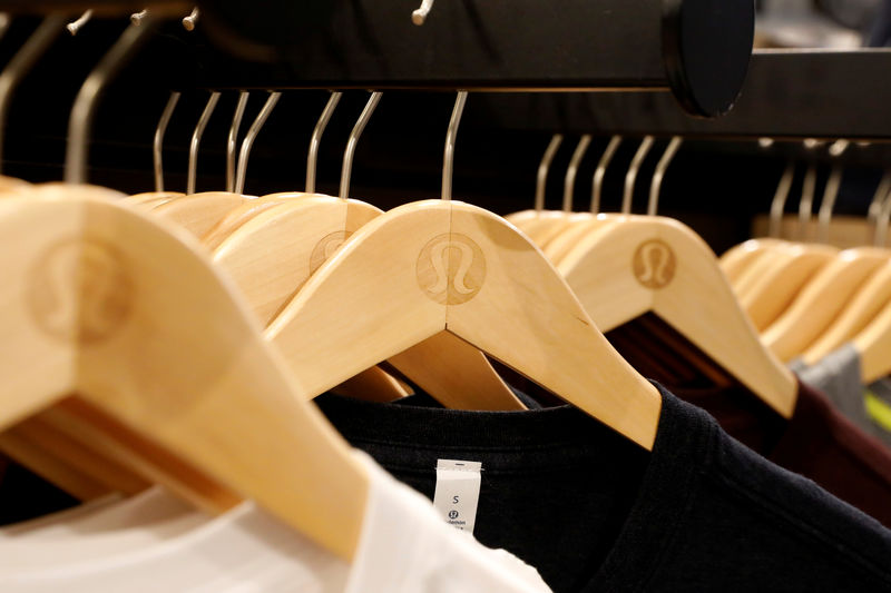 Lululemon и RH выросли на премаркете, а Boston Beer и GameStop упали Lululemon и RH выросли на премаркете, а Boston Beer и GameStop упали