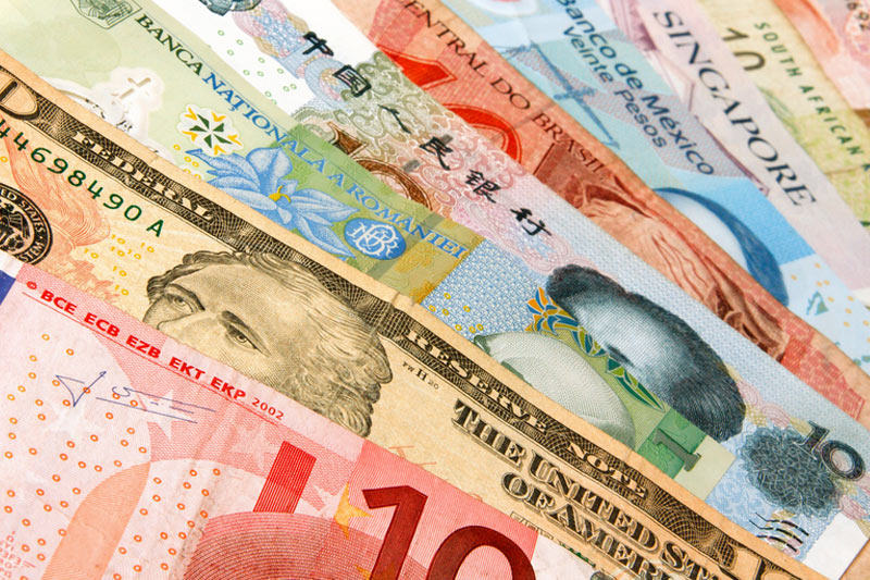 Доллар дорожает к большинству основных валют