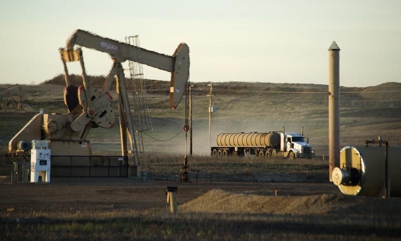 Цены на нефть снижаются, завершая неделю ростом