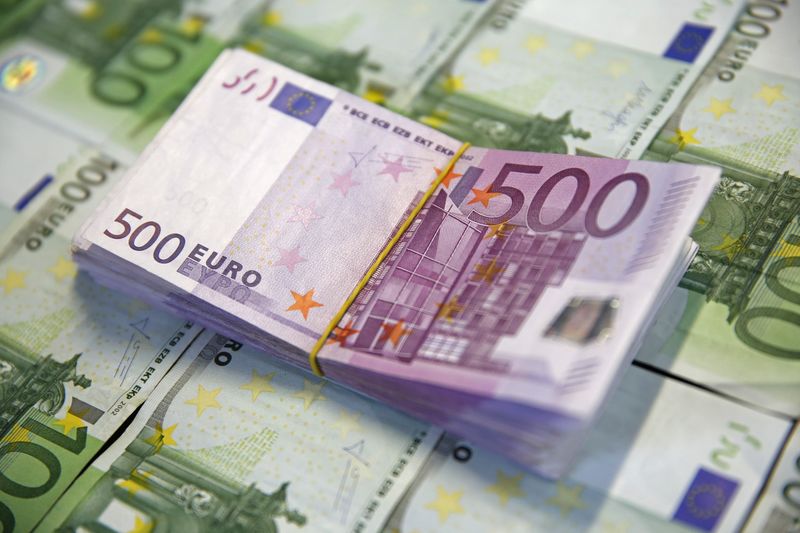 Доллар США дорожает к евро и фунту в ожидании заседания ФРС
