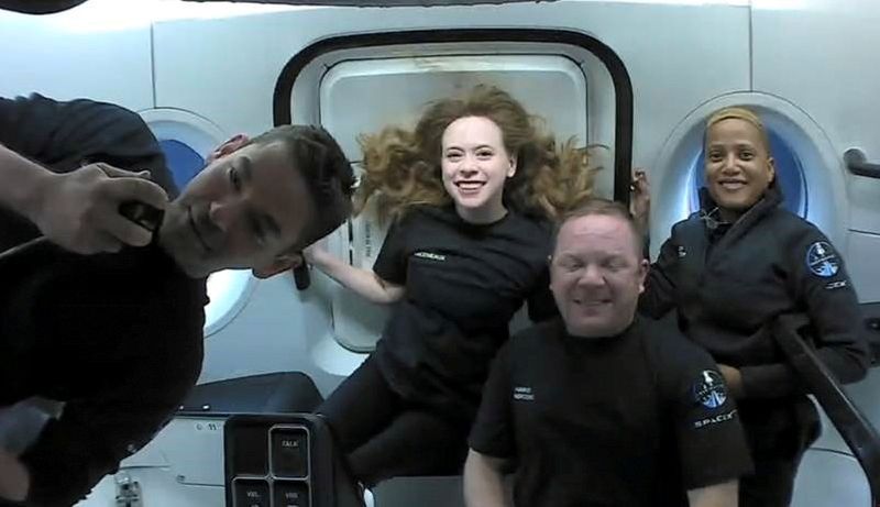 Корабль SpaceX с любительским экипажем благополучно вернулся на Землю Корабль SpaceX с любительским экипажем благополучно вернулся на Землю