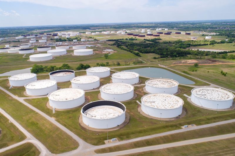 Нефть дорожает на фоне сокращения предложения в США Нефть дорожает на фоне сокращения предложения в США