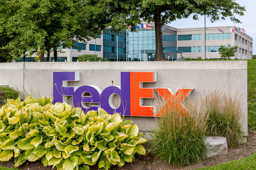 Акции FedEx выходят на минимумы года, прибыль падает. Что происходит?