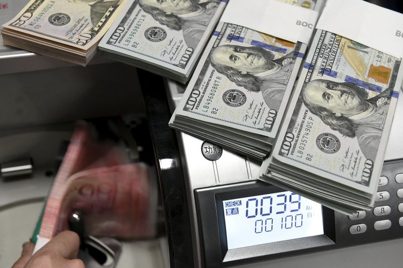 Средний курс покупки наличного доллара США в банках Москвы достиг максимального значения за неделю и составляет 72,0688 руб.