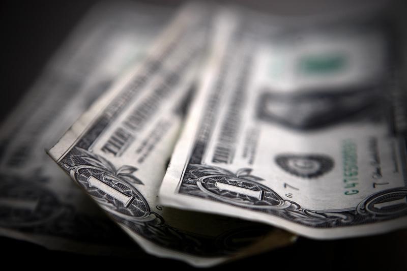 За первые пять минут торгов курс доллара США понизился до 71,8127 руб. За первые пять минут торгов курс доллара США понизился до 71,8127 руб.