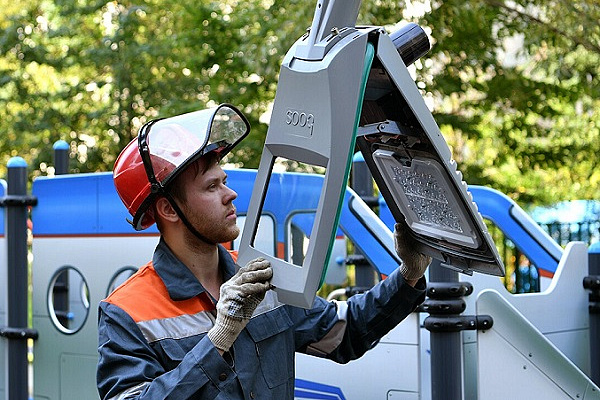 До конца 2021 года в Москве планируется установить более 25 тыс. опор освещения