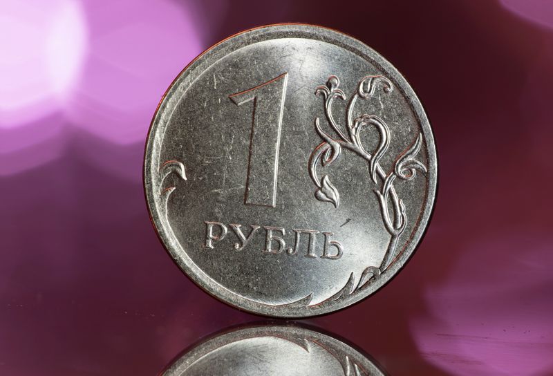 Рубль достиг к доллару пика 4 мес благодаря нефти, близок к максимумам с июл 20г