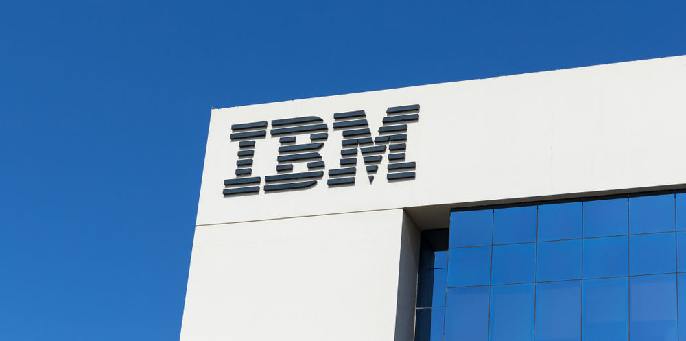Акции IBM рухнули после слабого отчета. Стоит ли их продавать